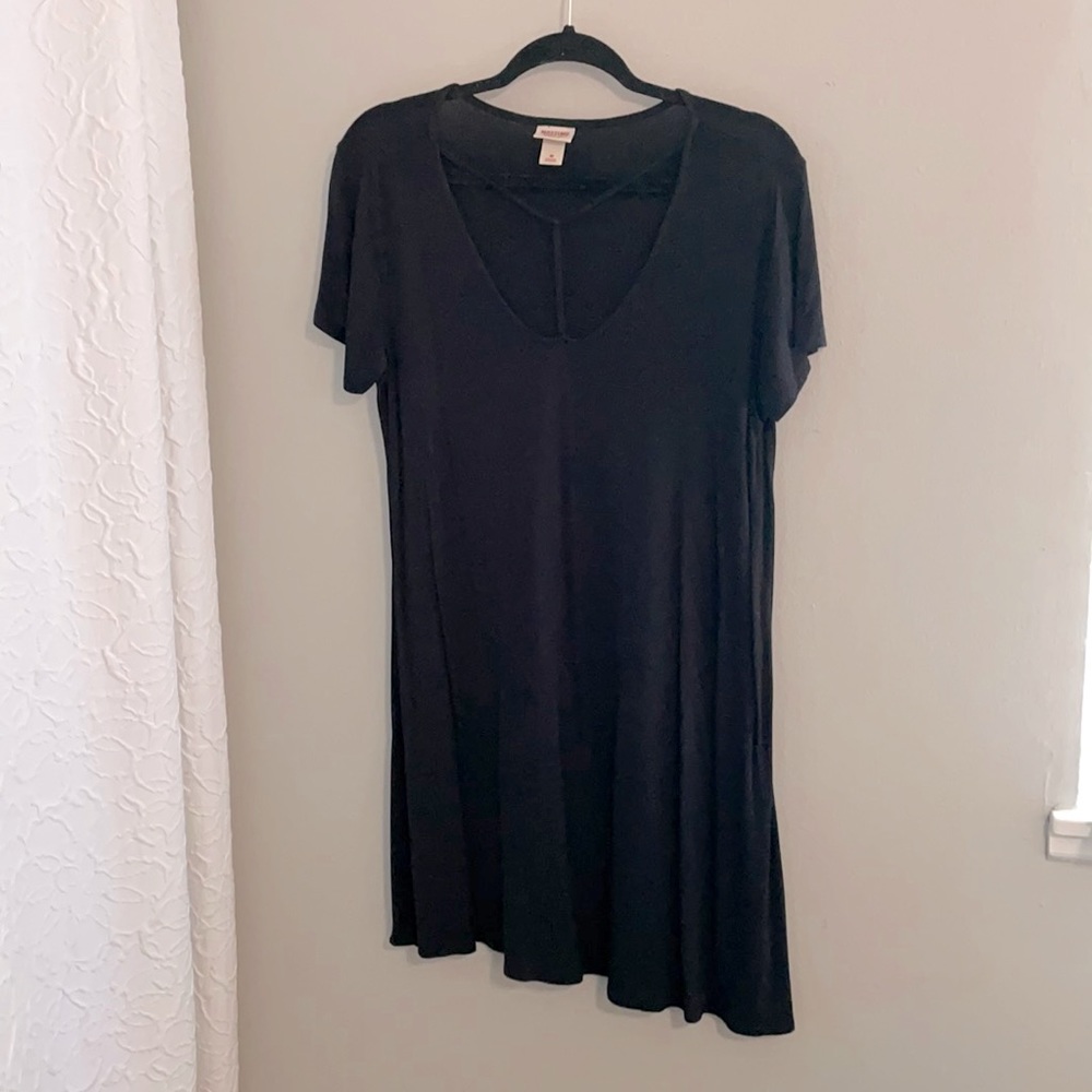 Black short sleeved dress